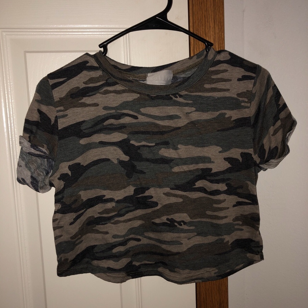 Cropped camo print shirt